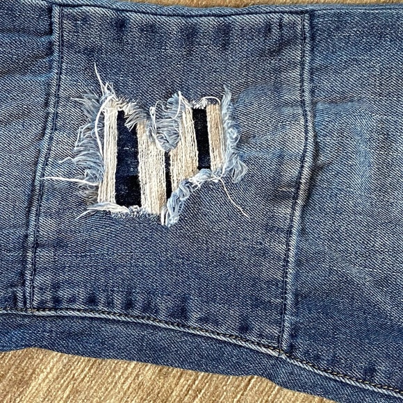 SNEAK PEEK | Mid-rise Distressed Patch Jeans - Picture 5 of 6